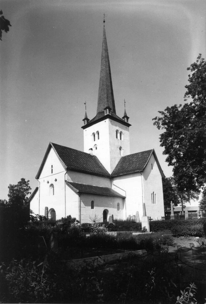 Hermann Christian Neupert, Ringsaker kirke, eksteriør, juni 1935. Kirkegård. Omgitt trær.