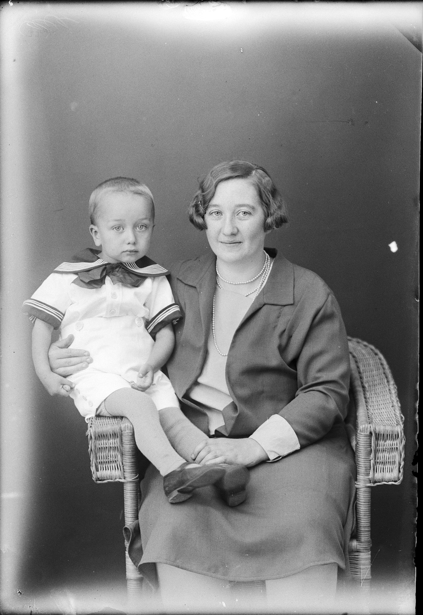 Skötsner-Edhlund, Ateljé portrait - Hilda Gauffin from Lövsta Mill with son, Uppland 1930