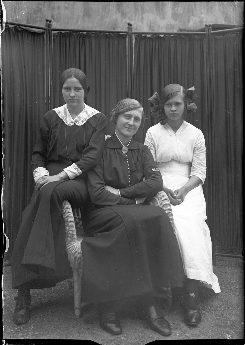 Okänd,, A Woman and Two Girls, Uppland