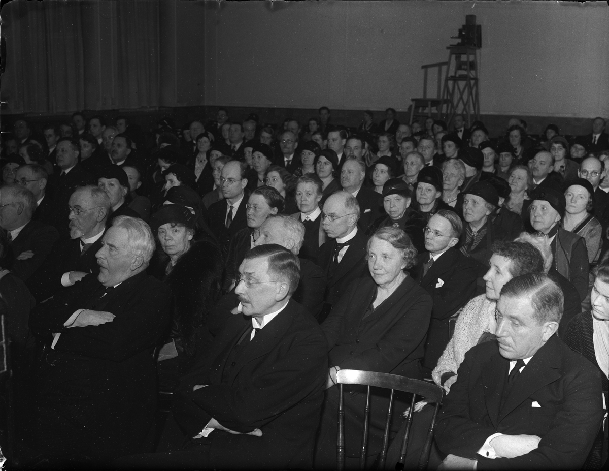 Paul Sandberg, "Vacker femtioårsfest" - Uppsala arbetarinstitut firar 50-årsjubileum, åhörare i samlingssalen, KFUM-borgen, Uppsala 1933