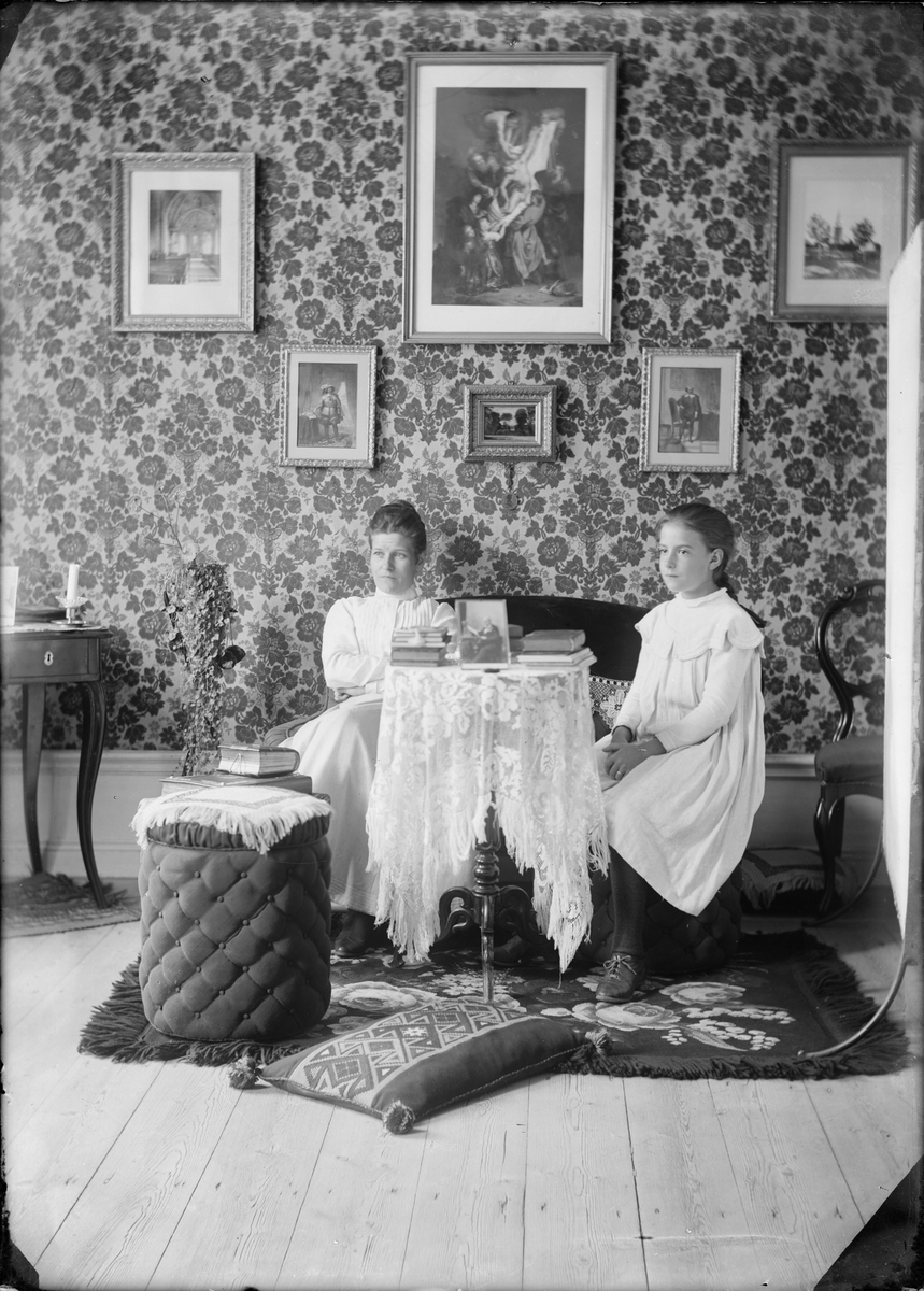 Henri Osti's Fotografiateliér, Emma Osti och flicka, Bredgränd 11, Uppsala efter 1895