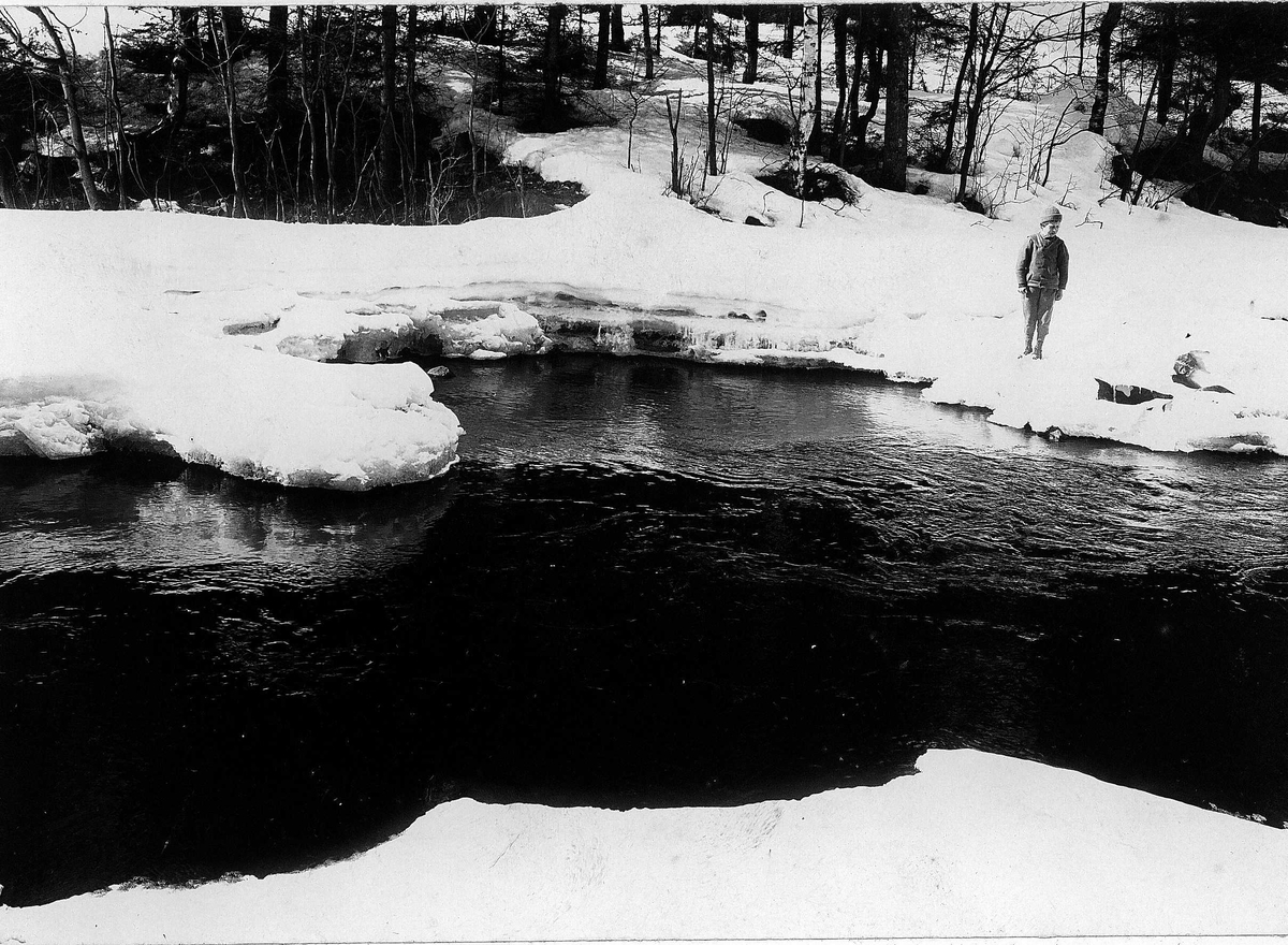 Robert Collett, Vinter, gutt ved åpen elv, ukjent sted. Serie tatt av Robert Collett (1842-1913), amatørfotograf og professor i zoologi.
