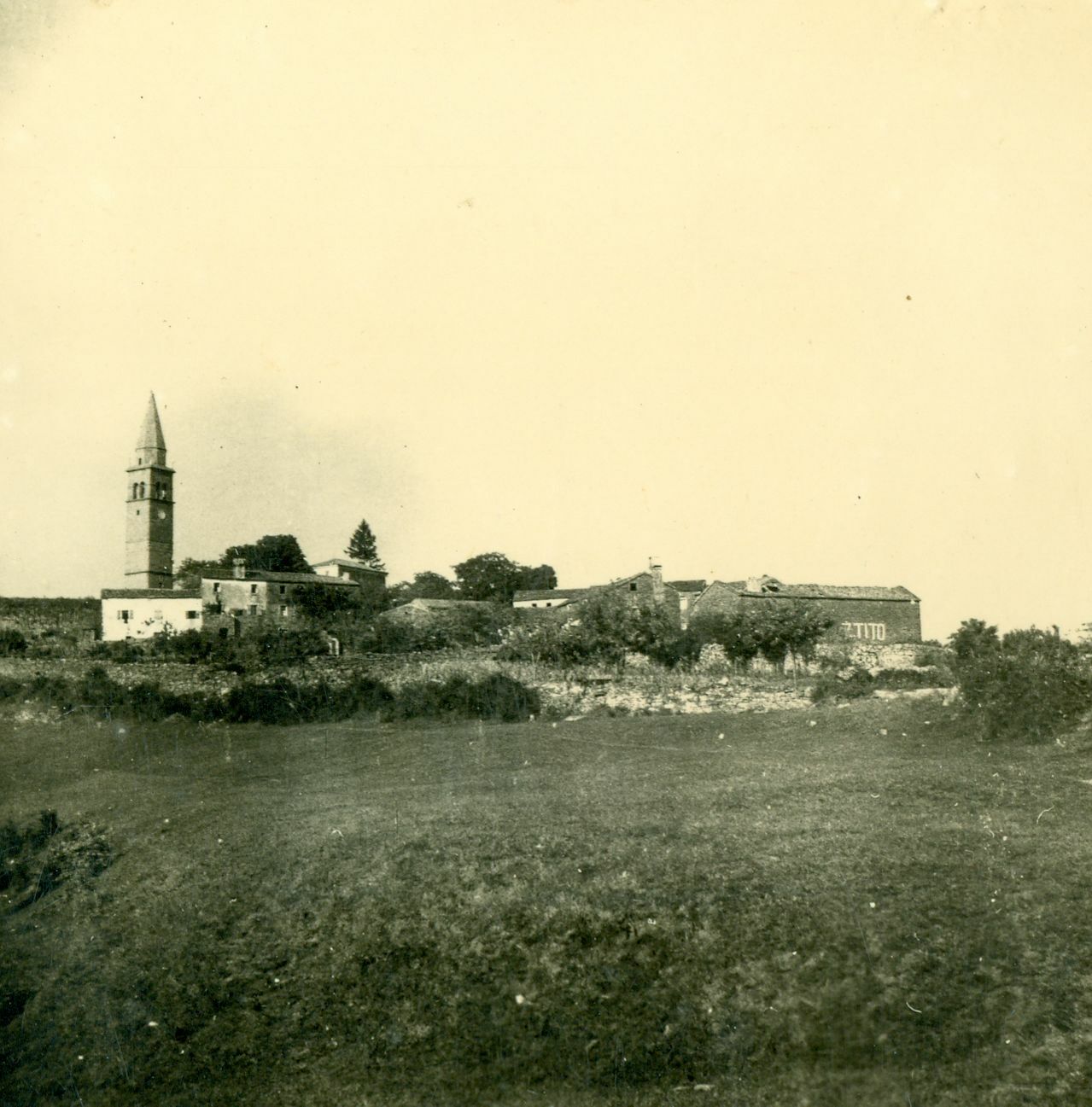 Branko Fučić, Hrvoji (Kopar), panorama mjesta