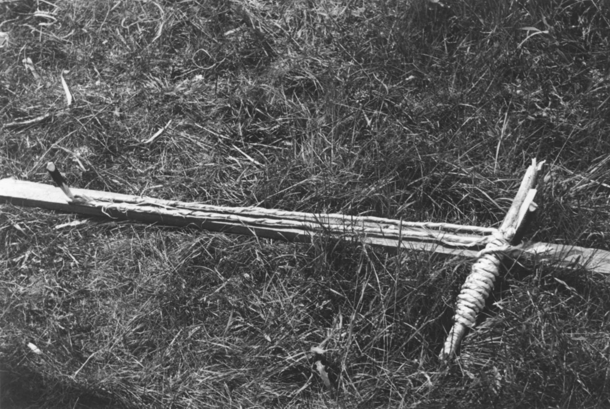 Anna Grostøl, Gunder Tarjeisen Torsland lager bastetau, det ferdige tauverket. Åseral 1943.
