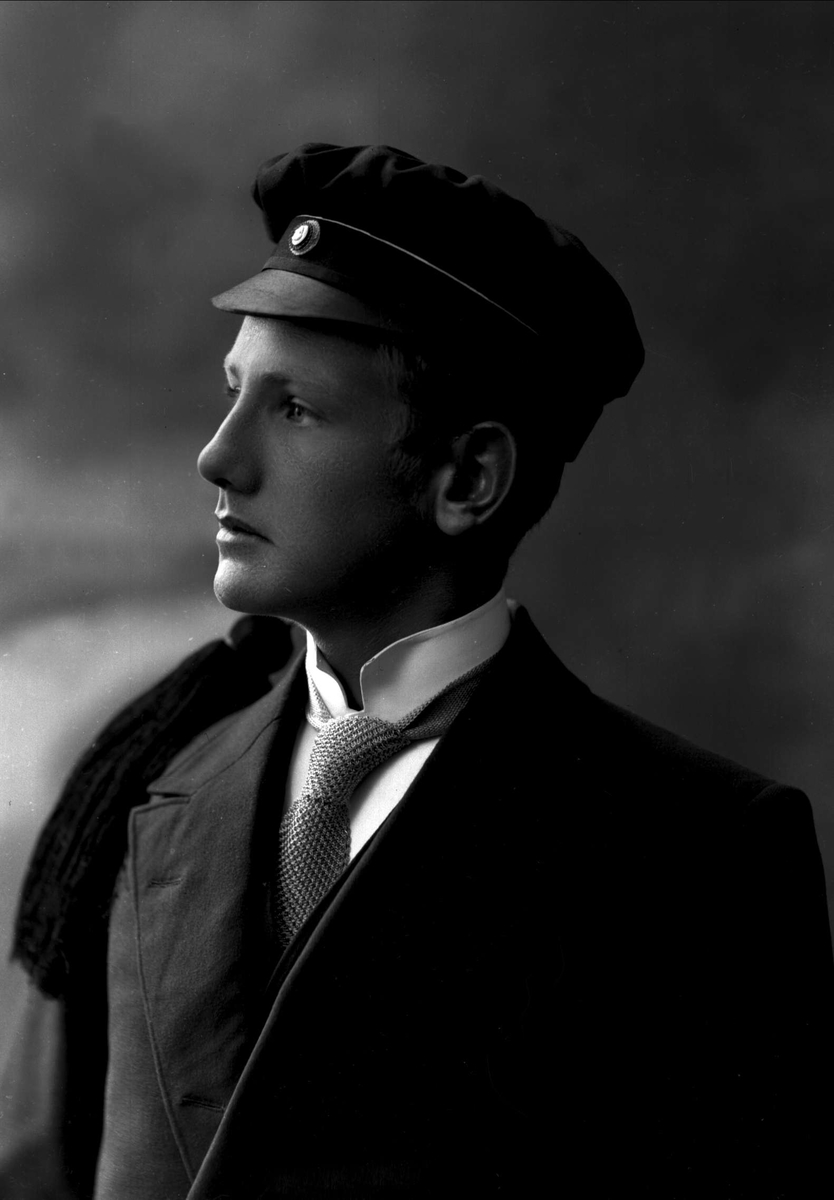 Gustav Borgen, Portrett, mann med studentlue. Paul Wiig.