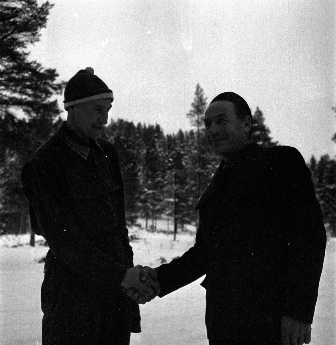 Per Magne Grue, Tynset, Savalen, Skisamling, To menn tar hverandre i hånden