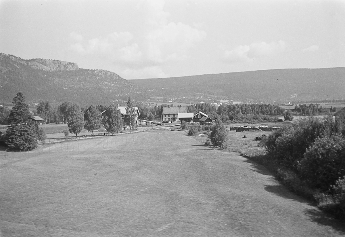 Anders Beer Wilse, Landskap med gårdsbebyggelse. Antatt ved Drammen. Fotografert 1940.