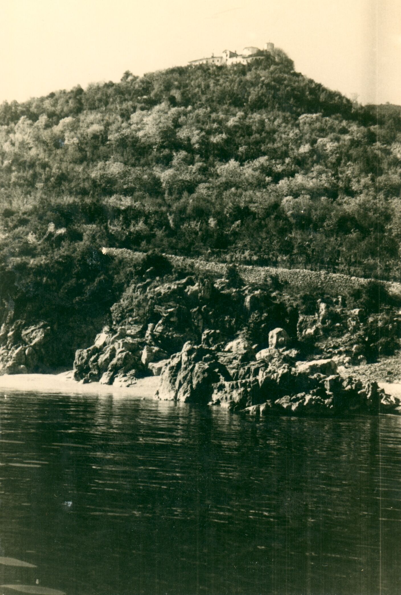 Branko Fučić, Mošćenice, panorama s mora, sa sjeveroistoka