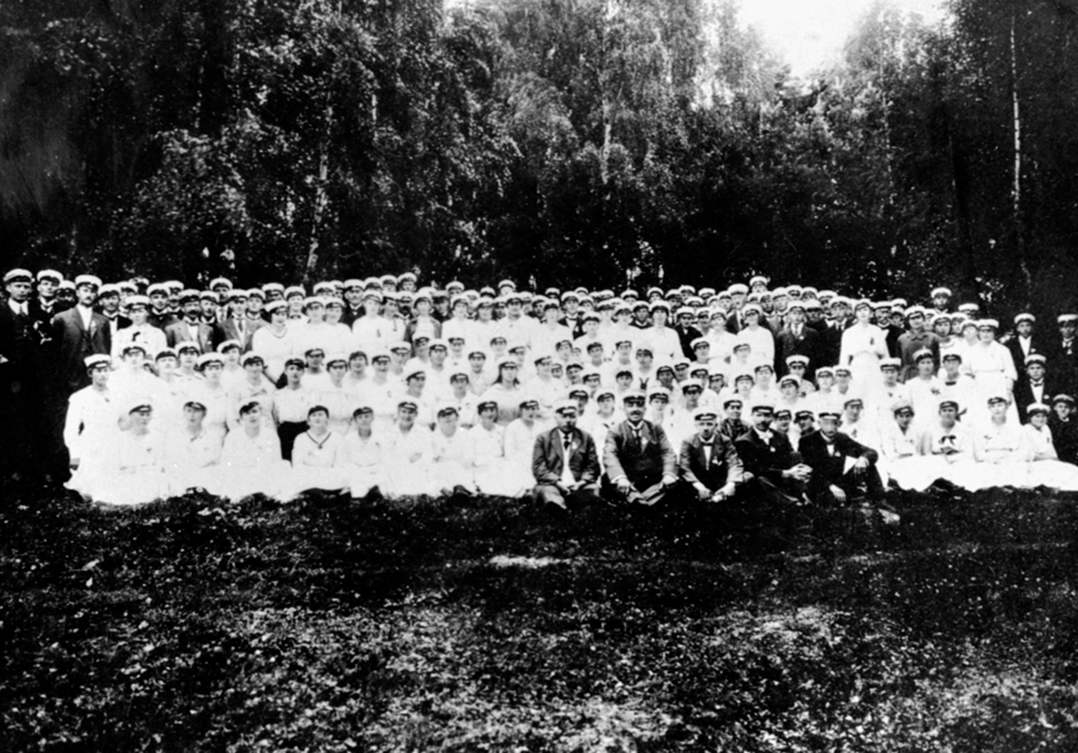 Anno Domkirkeodden, Stor gruppe sangere, sangerstevne, Brumunddal. Dirigent Bølviken foran.