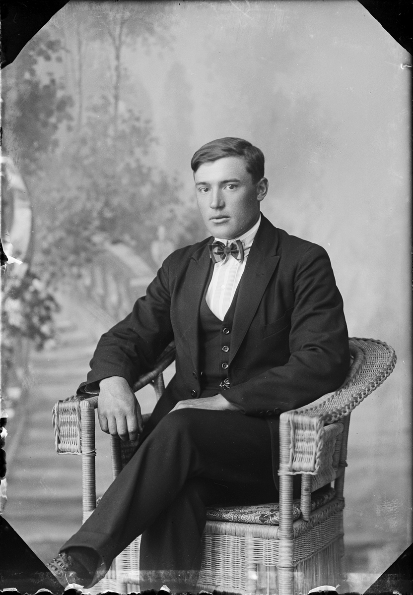 Skötsner-Edhlund, Ateljé portrait - Hjalmar Pettersson from Harg parish, Uppland, 1923