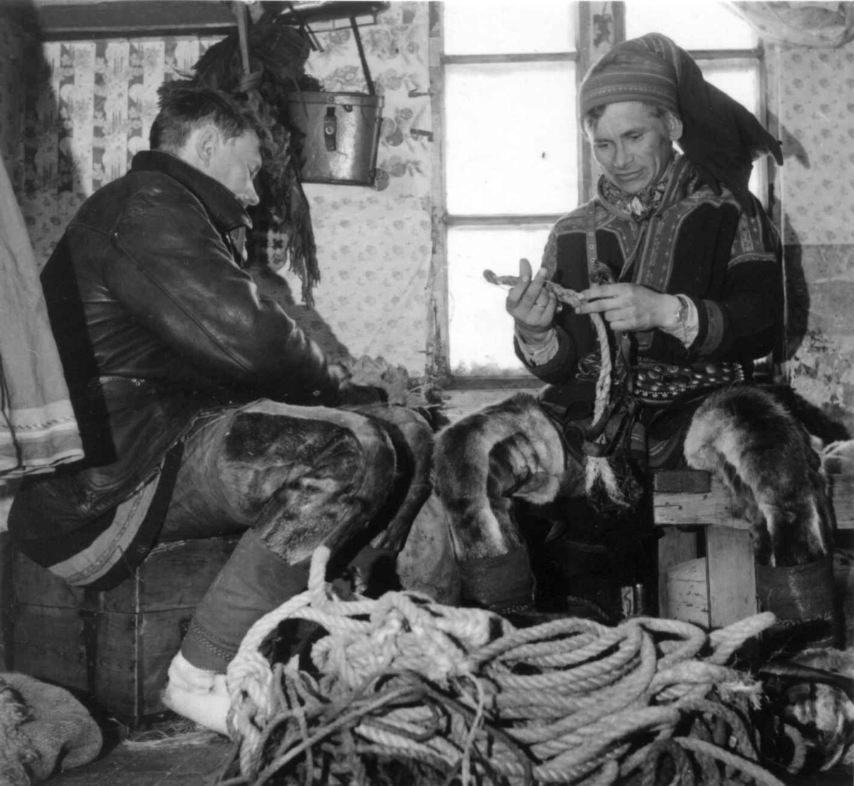Virginia Raymond Davidson, Aslak Aslak Nilsen Sara og Ola Gainu reparerer tauverk. Gargoluobbal 1958.