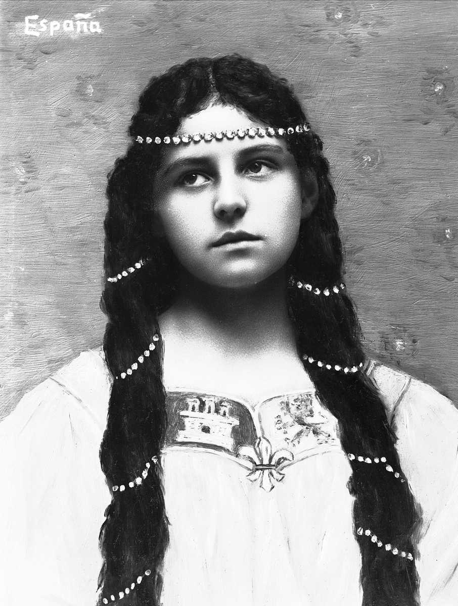 Solveig Lund, Bemalt brystportrett av kvinne i drakt og hårsmykke.