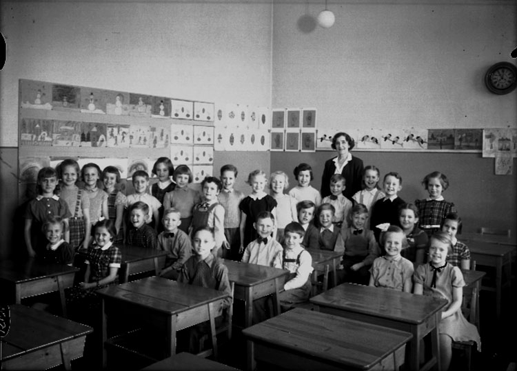 Sven Lindskog, Olaus Petriskolan, klassrumsinteriör, 30 skolbarn med lärarinna fröken Anna Thyresson. Klass 2c, sal 3.