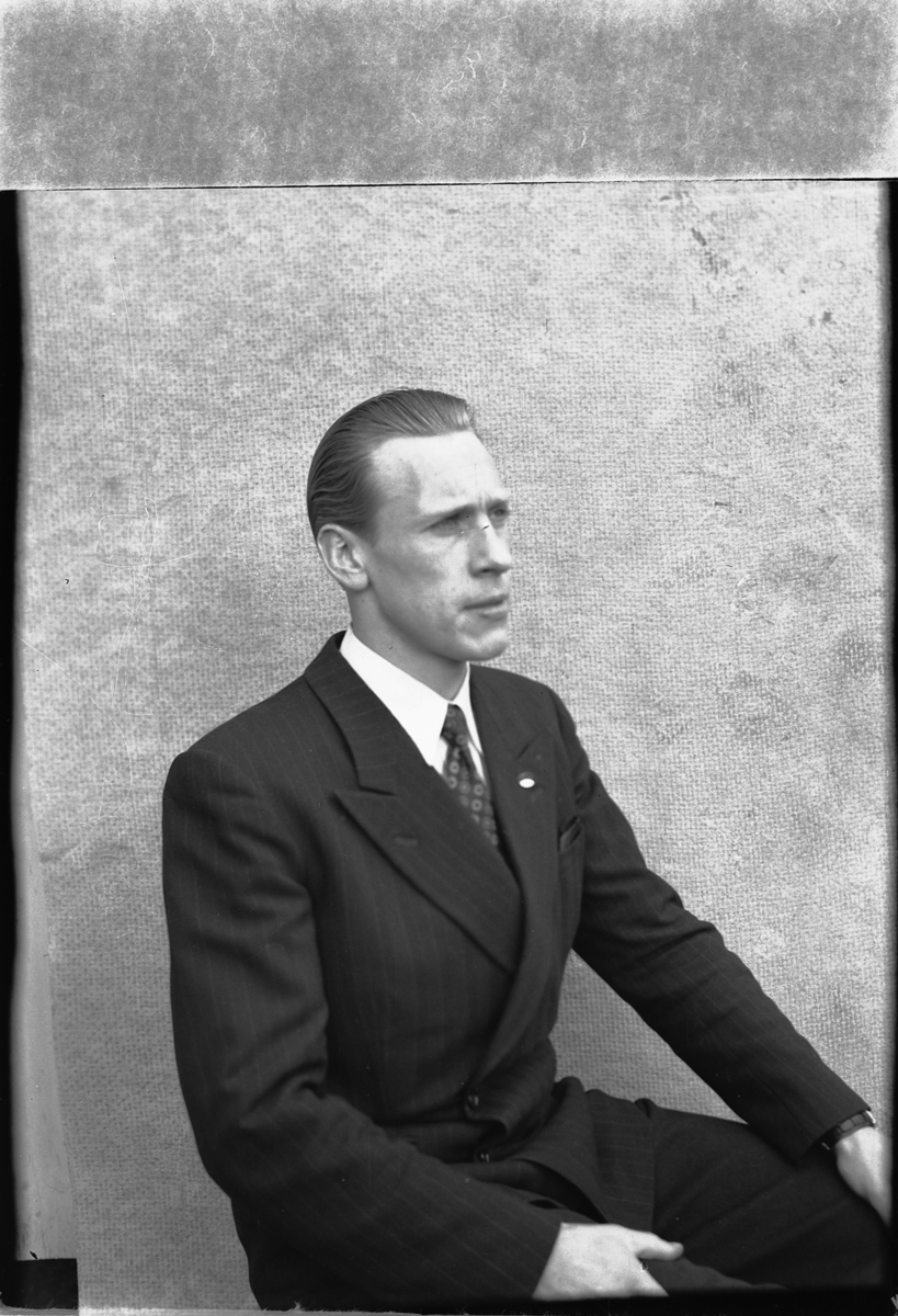 Håkon Prestkværn, Ukjent mann i dress.