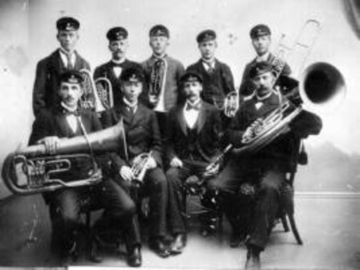 Anno Domkirkeodden, Musiker i Nes Musikkforening, "Håndverksmusikken". Dirigent er Aksel Thorud, Karl Bjerkevold, Thorvald Hageberg, ukjent, Martin Markeng. Foran til høyre er Martin Dæhlin, resten ukjent.