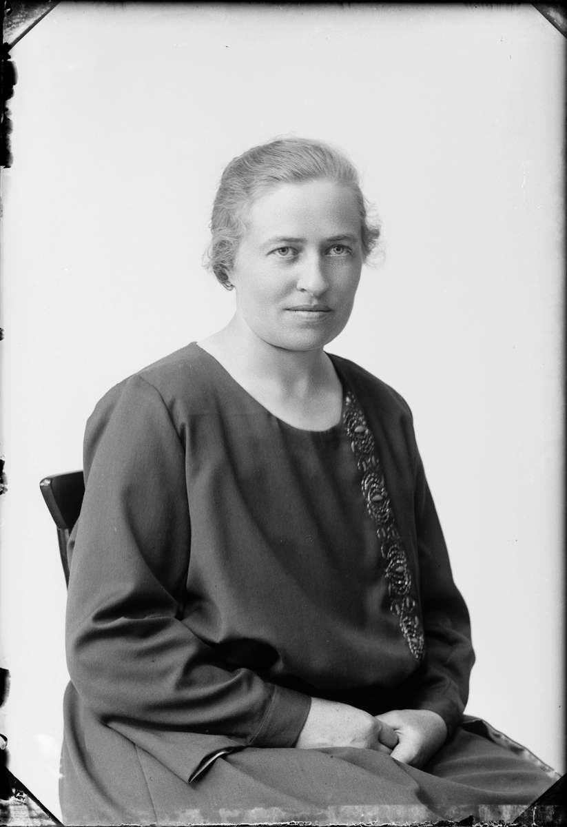 Skötsner-Edhlund, Ateljé Portrait - Josefina Eriksson from Östhammar, Uppland 1924