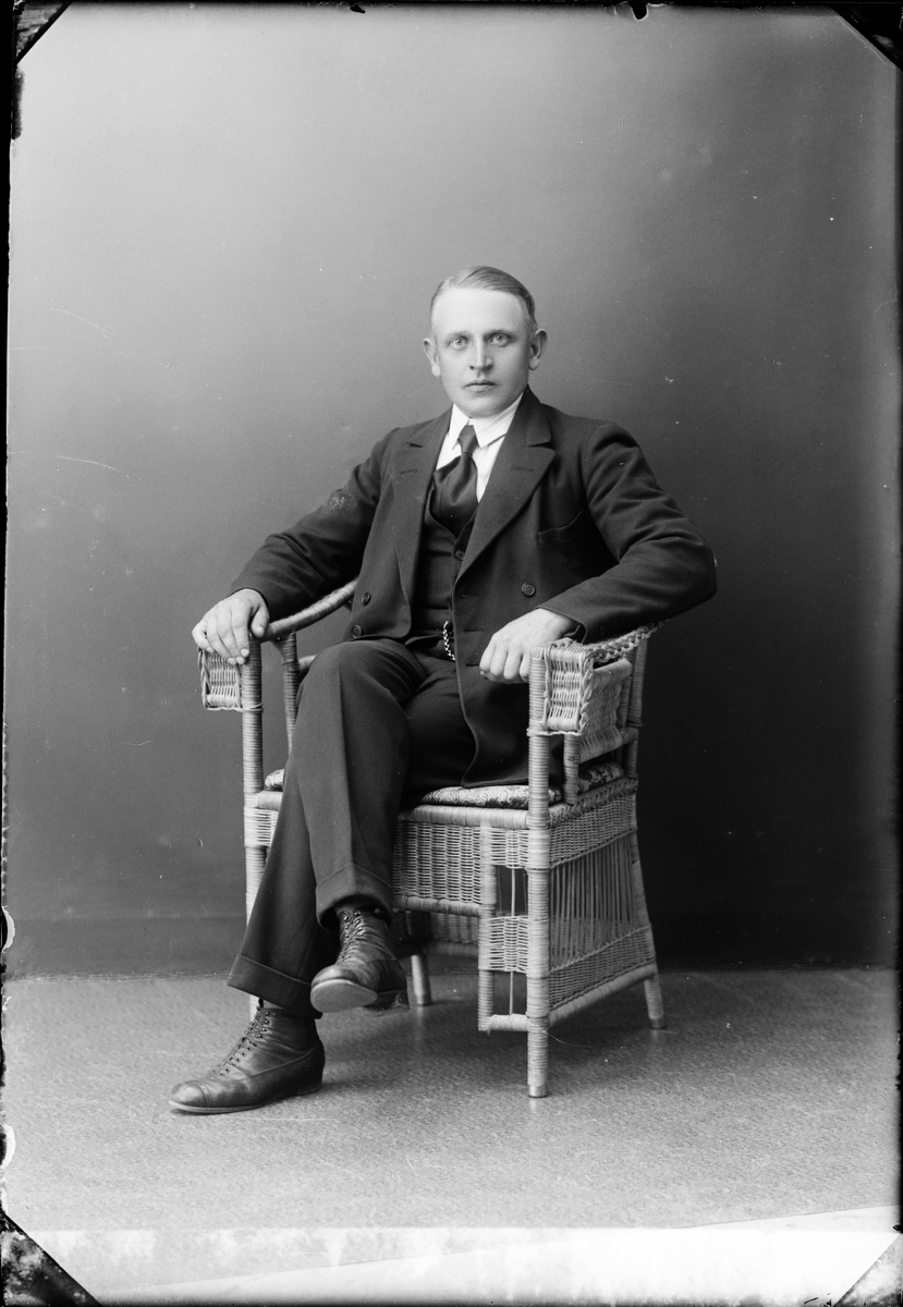 Skötsner-Edhlund, Ateljéporträtt - Mattson från Sandika, Harg socken, Uppland 1926