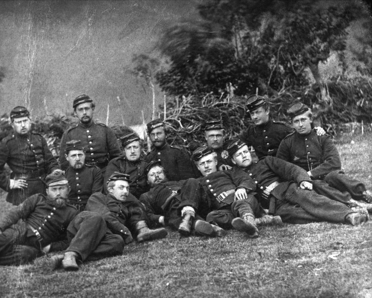 Gustav Borgen, Avfotografering. Gruppeportrett, soldater liggende og sittende i gresset.