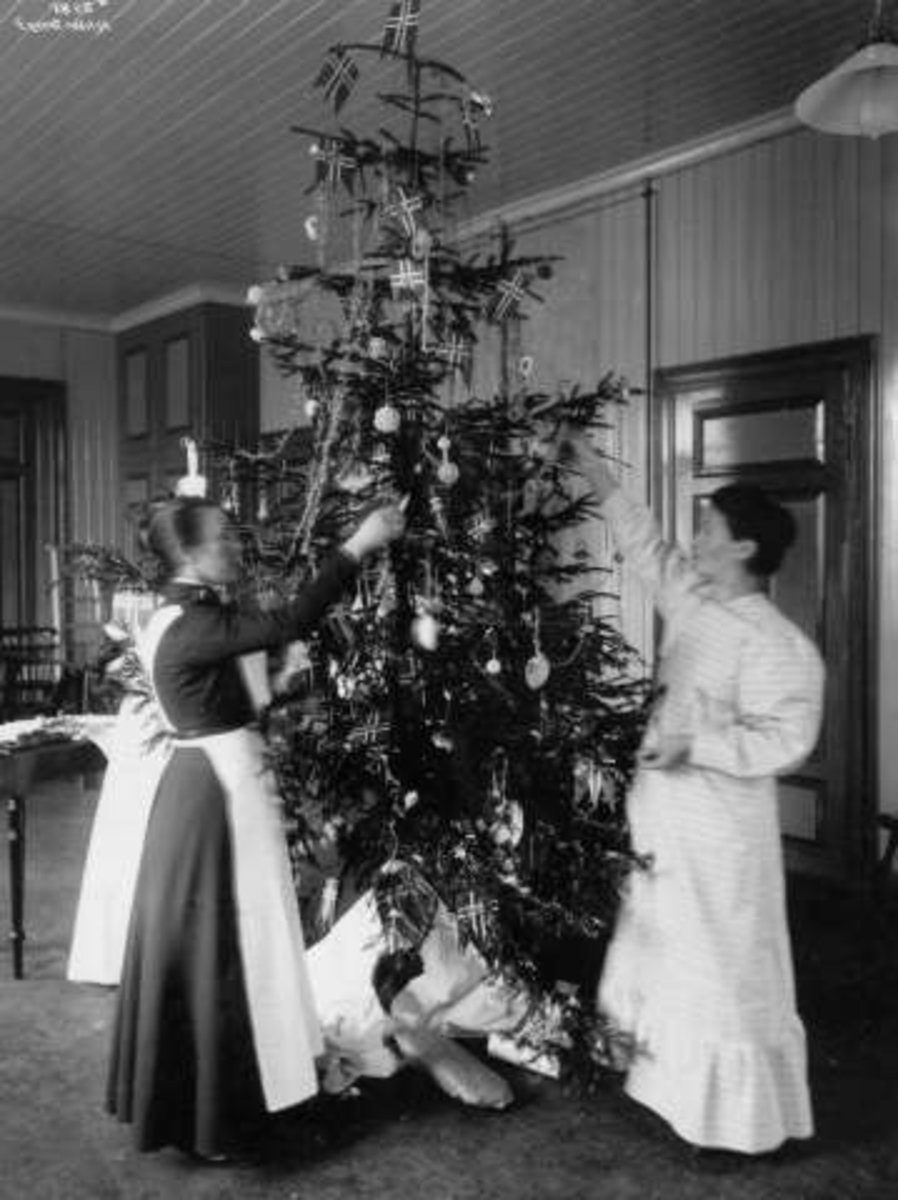 Anders Beer Wilse, Pynting av juletre i St. Halvards gate 1, Oslo 1910.