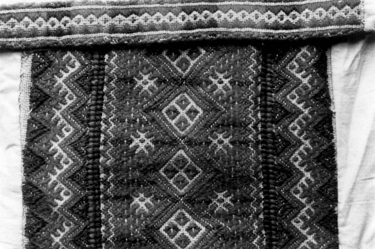 Anna Grostøl, Valle, Aust-Agder 1938. Detalj av barnelue brodert med dragsøm.