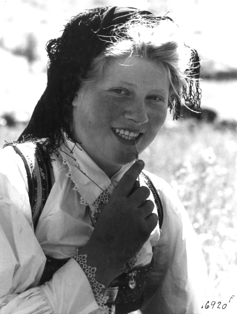Anders Beer Wilse, Kvinnedrakt, Jente med hodeplagg