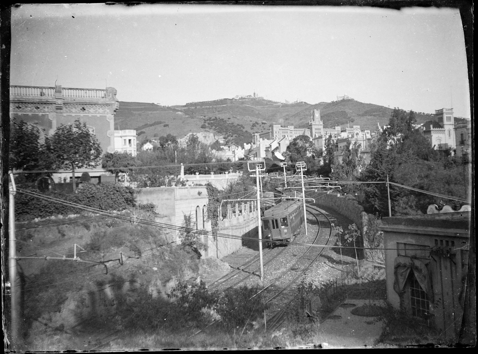 Desconegut, [Tramvia arriba a l'estació de Sarrià]