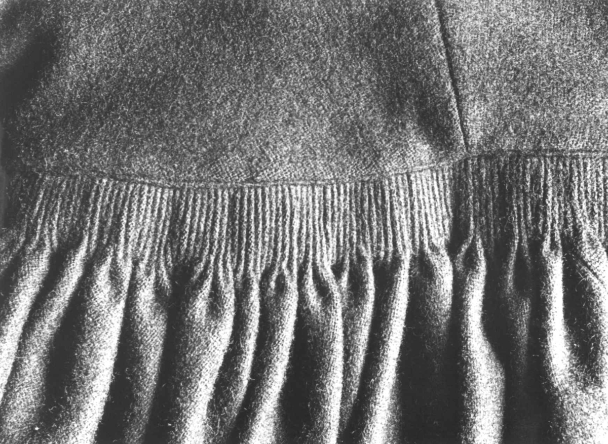 Anna Grostøl, Detalj av ermrynkene på skulderen på kvinnetrøye. Tydal, Sør-Trøndelag 1938.