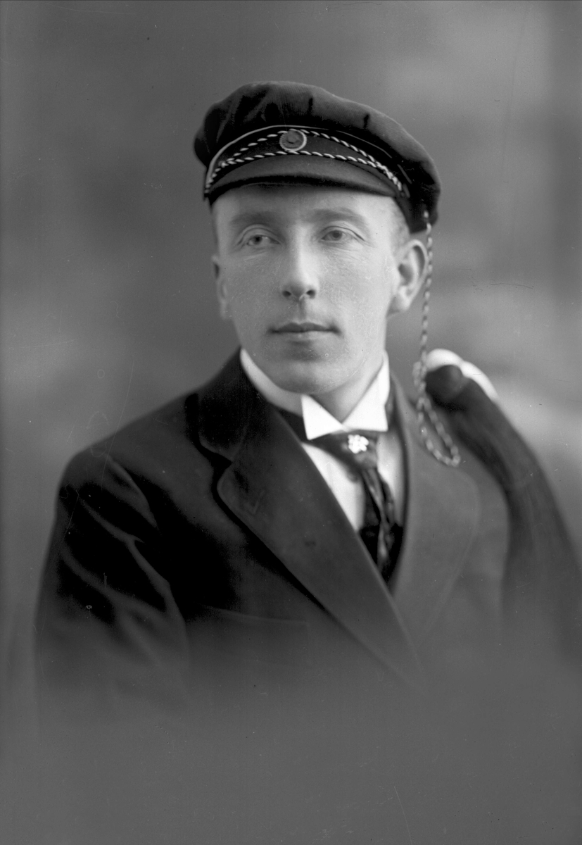 Gustav Borgen, Portrett, mann med studentlue. John Strand.