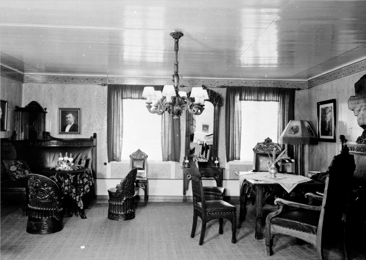 Anno Domkirkeodden, Interiør, furustua, Glestad gård, Veldre, Ringsaker. Alle møblene er laget av et furutre.