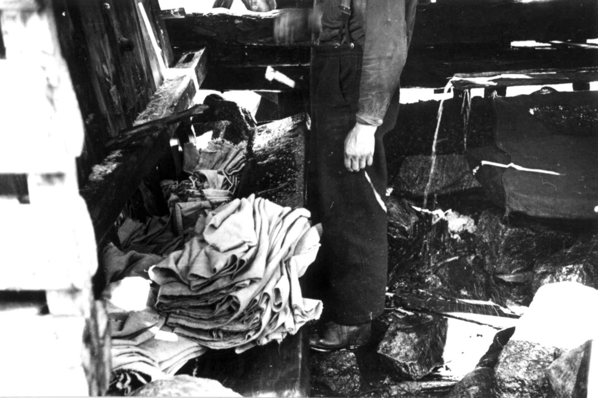 Anna Grostøl, Valle, Setesdal, Aust-Agder 1939. Stamping av vadmel.