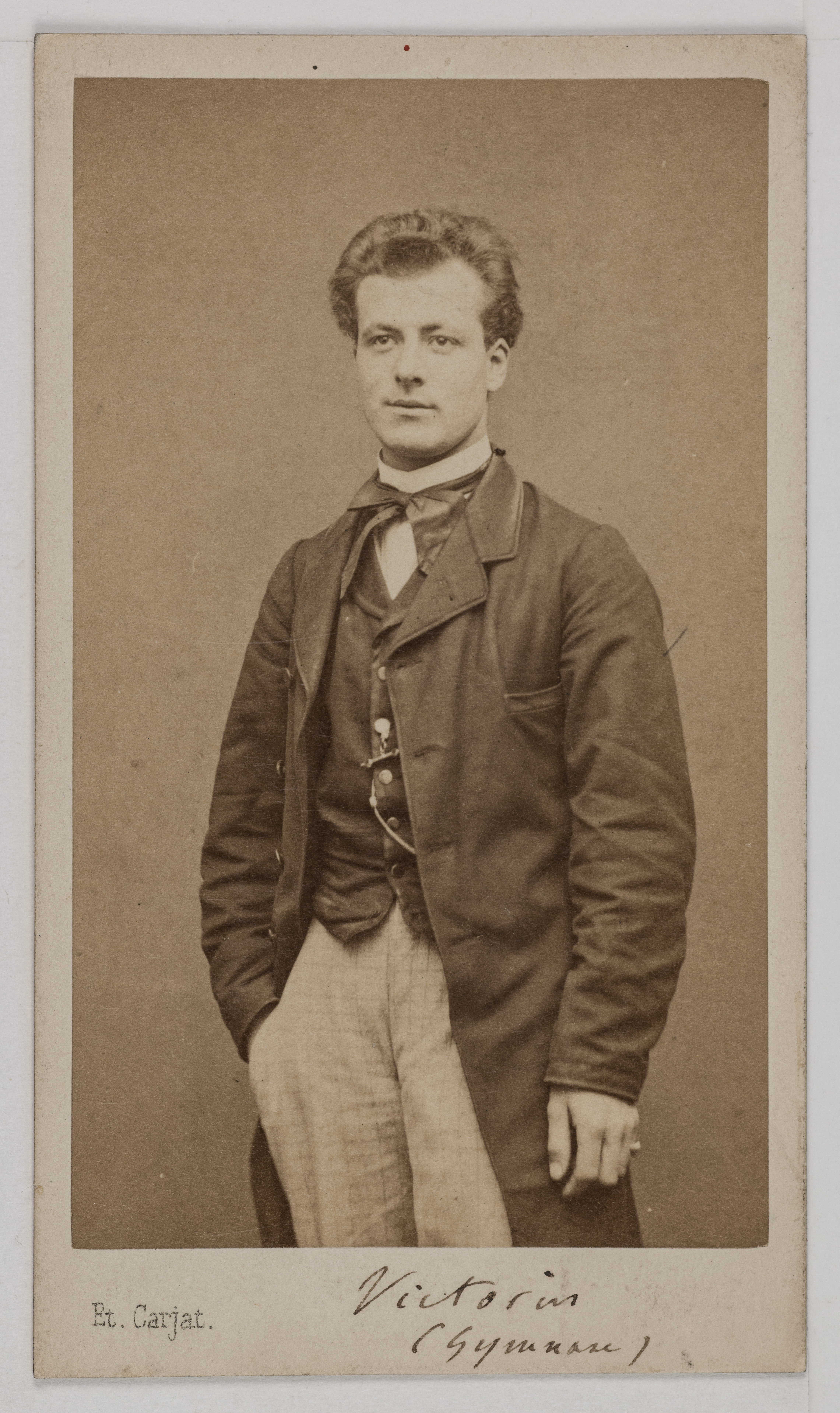 Carjat & Cie, Portrait de Victorin, acteur au Théâtre du Gymnase en 1866 et au Théâtre du Vaudeville en 1868.