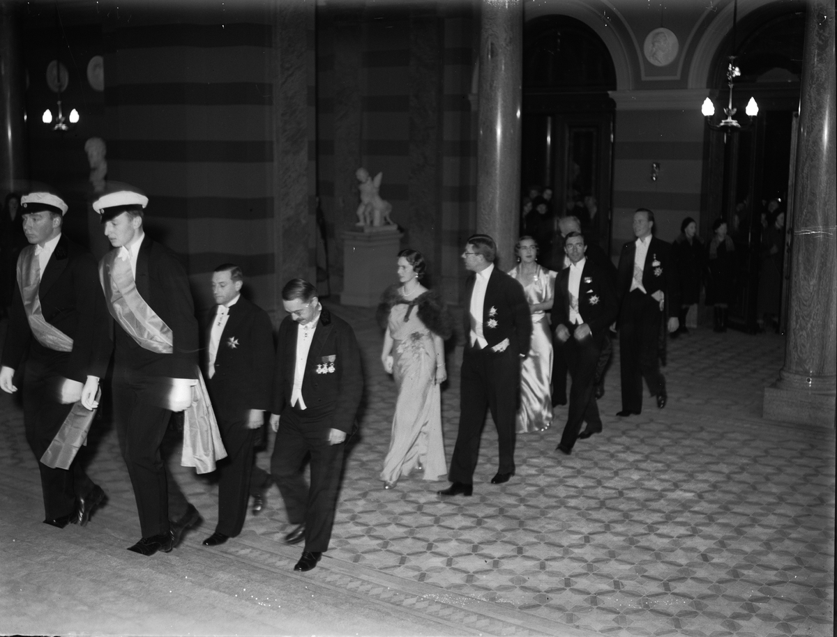 Paul Sandberg, Svenska Turistföreningens 50-årsjubileum - kungligheter på väg in i Universitetsaulan, Uppsala 1935
