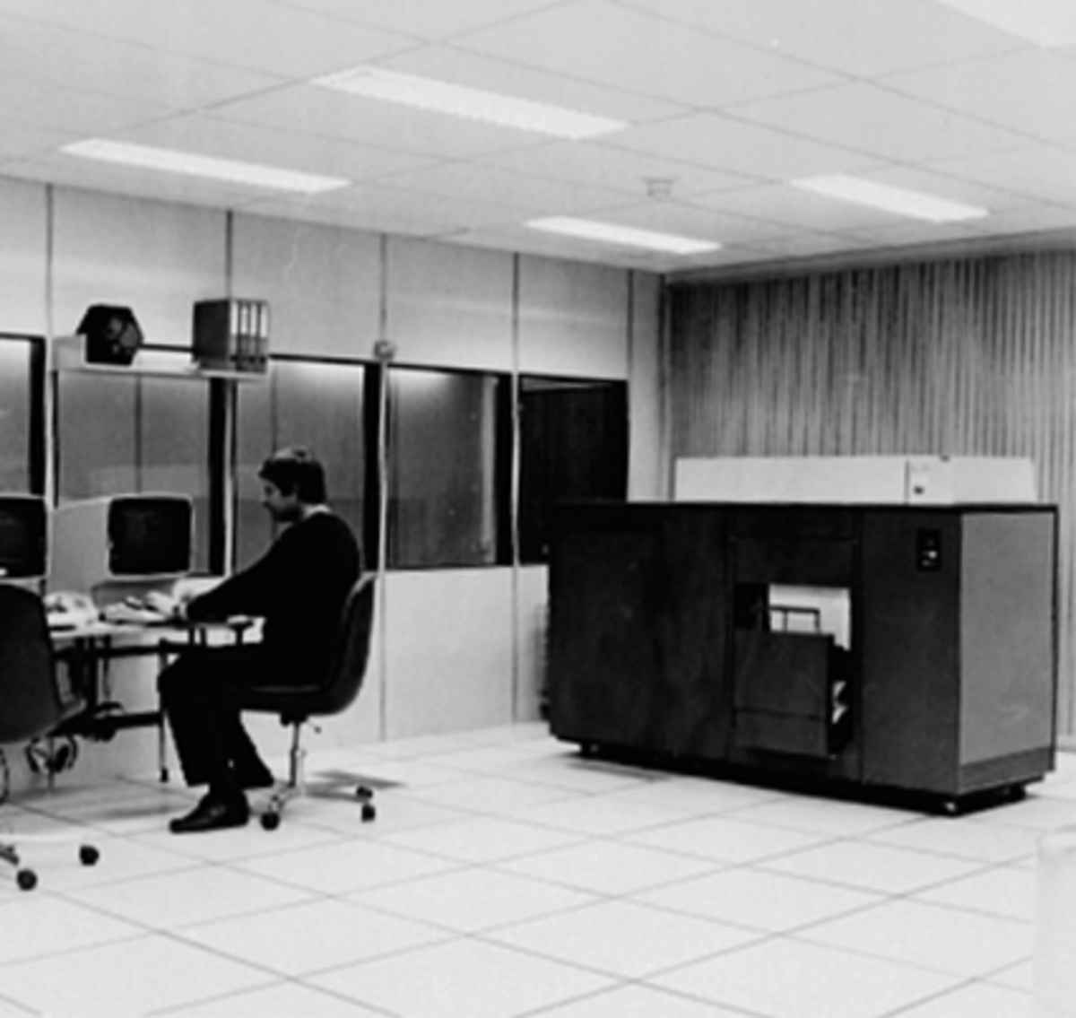 Anno Domkirkeodden, HEDMARK OG OPPLAND HULLKORTSENTRAL A/L, FRA 1973 : KOMMUNEDATASENTRALEN FOR ØST-NORGE A/L, KDØ, I TRIANGELGÅRDEN, TORGGATA 63 - 65, ARBEIDER VED DATAMASKIN.