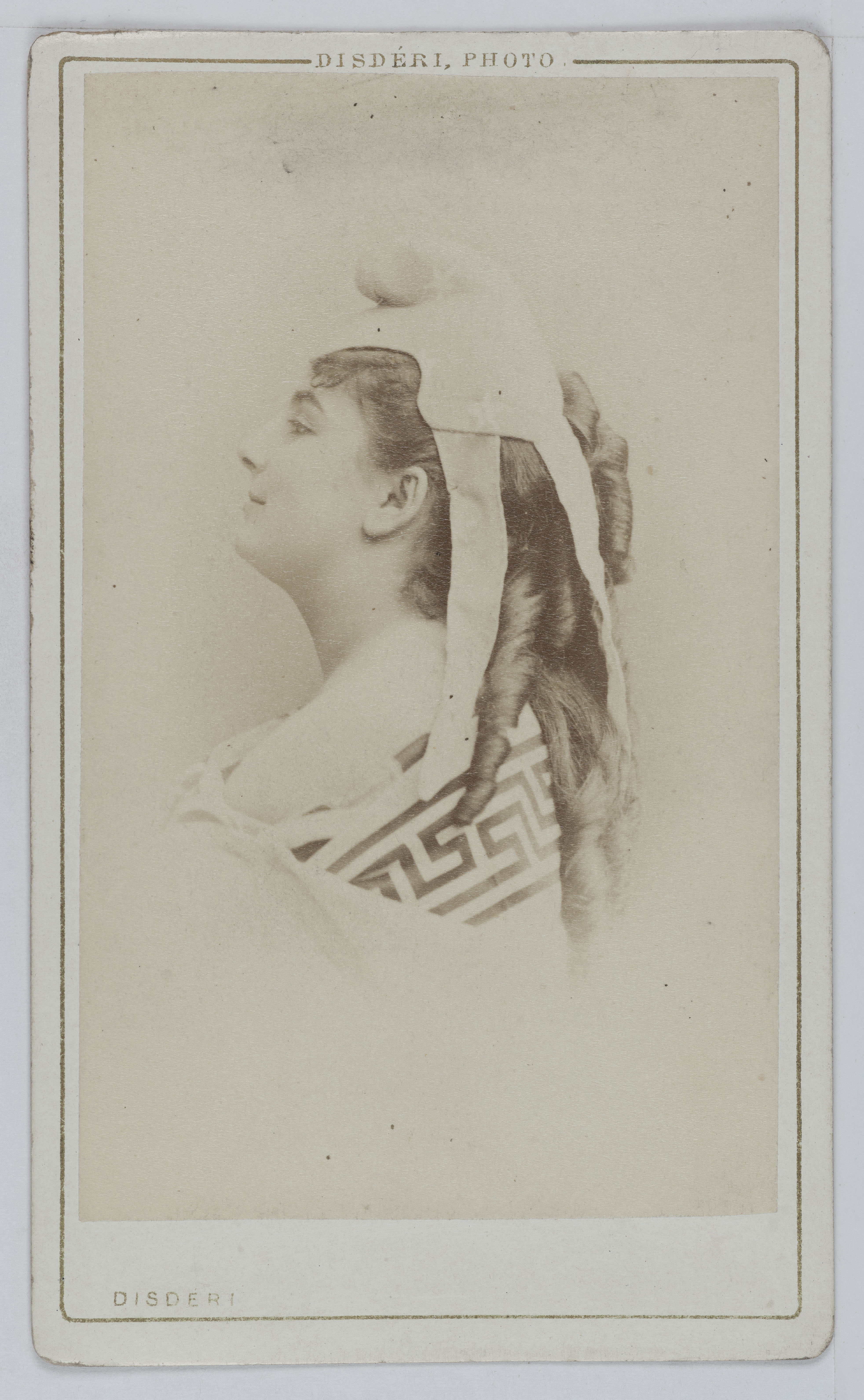 André-Adolphe-Eugène Disdéri, Portrait d'Augustine-Alexandrine Toulet (1849-1931), dite Alice Regnault, actrice de théâtre entre 1869 et 1880.
