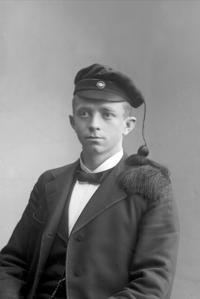 Gustav Borgen, Portrett, mann med studentlue. Student G Titlestad.