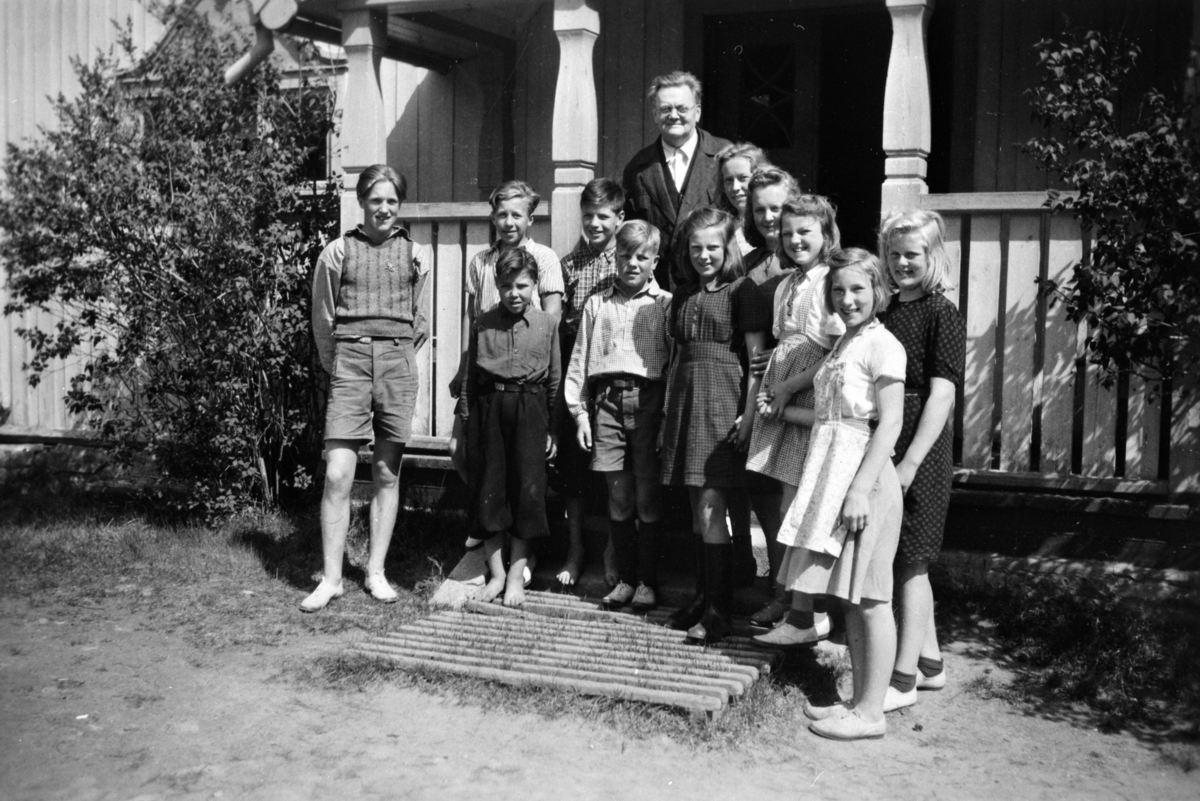 Anno Domkirkeodden, OPPEGÅRD SKOLE, 4 - 5 - 6 - 7 KLASSE MED LÆRER GUDDAL. FRA VENSTRE: KJELL OPPGÅRD, LEIDULF NØKKELBY, ODDBJØRN RØHNE, EGIL RØHNE, TROND OPPEGÅRD, MARIE NORDSVEEN, ÅSHILD LINDSTAD, MARIT OPPEGÅRD, GRETHE OPPEGÅRD, ESTER ØSTLUND, AUD LINDSTAD?