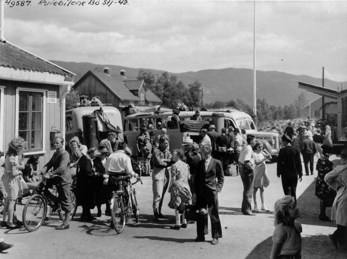 Anders Beer Wilse, Bø jernbanestasjon i Telemark. Rutebiler, busser, sykler og passasjerer.