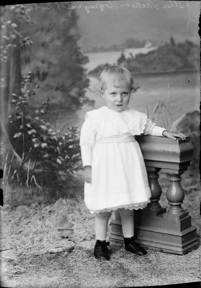 Skötsner-Edhlund, Ateljéporträtt - Esther Mattsson, Östhammar, Uppland