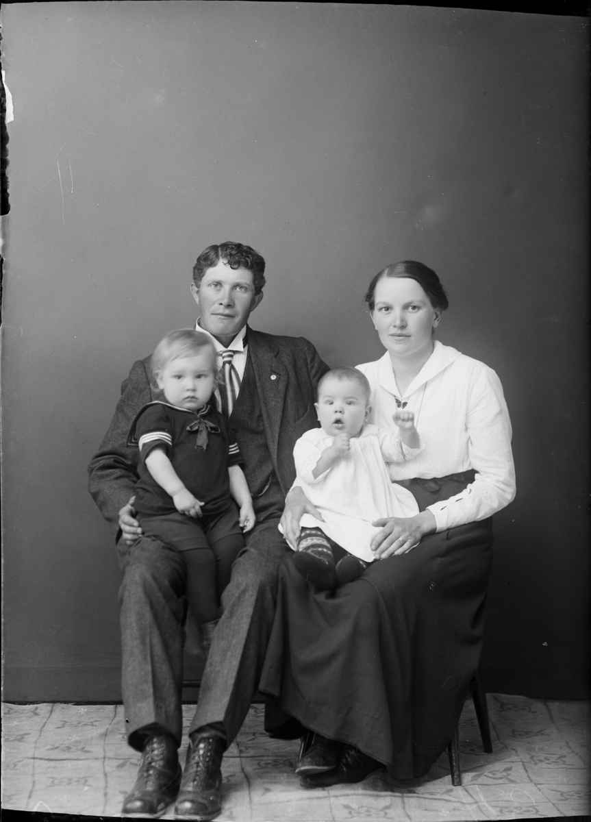 Skötsner-Edhlund, Familjen Eriksson från Vigelsboäng, Valö socken, Uppland 1922