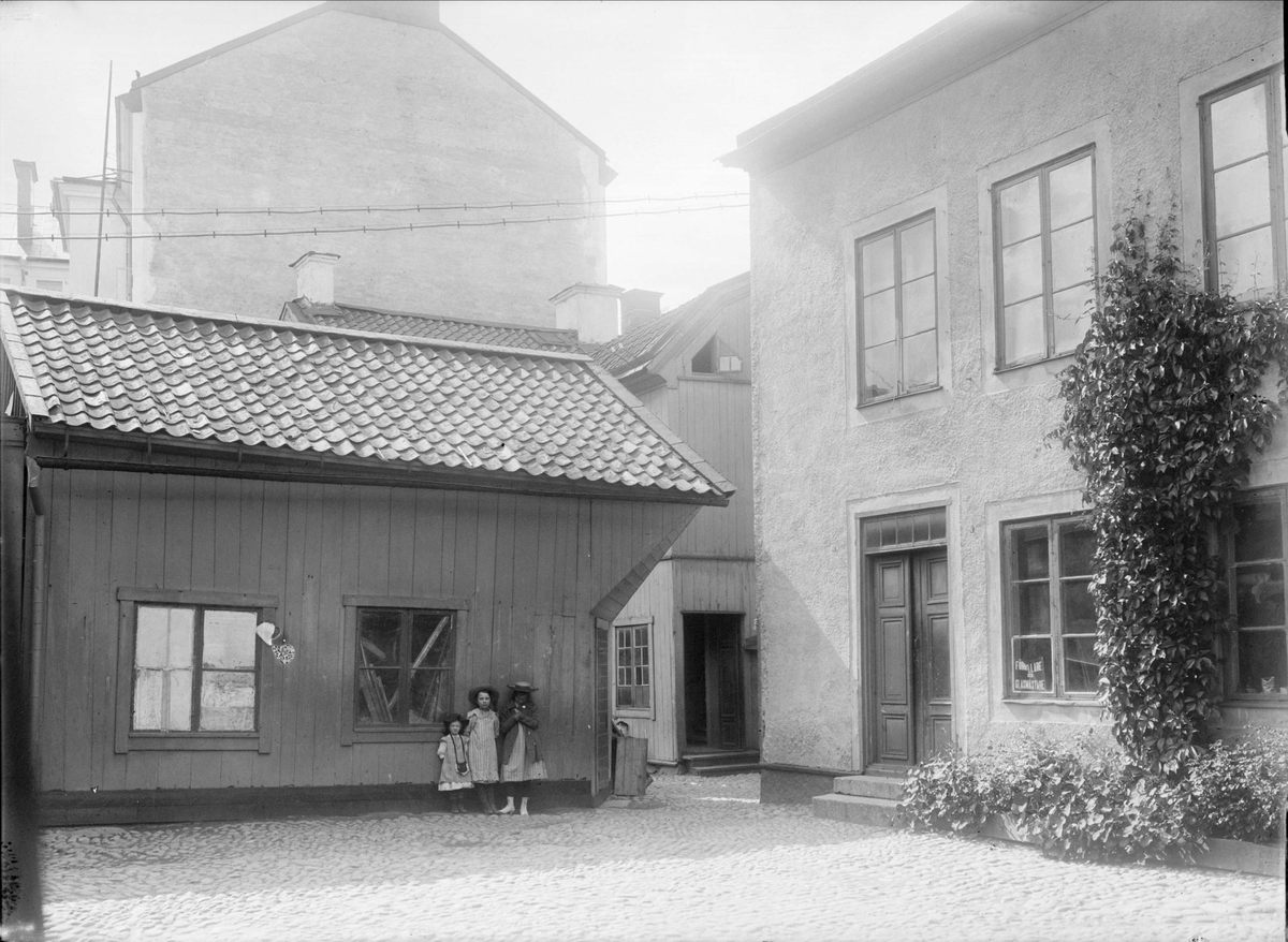 Alfred Dahlgren, Gårdsinteriör kvarteret Duvan, Kungsängsgatan 7, Dragarbrunn, Uppsala 1908