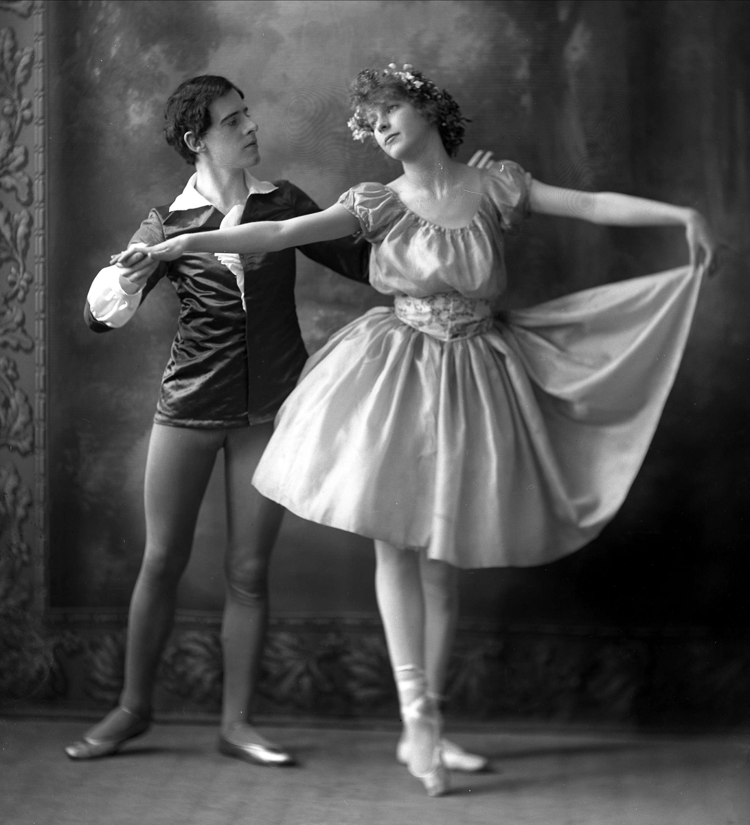 Gustav Borgen, Gruppeportrett, ballettdansere, mann og kvinne.
