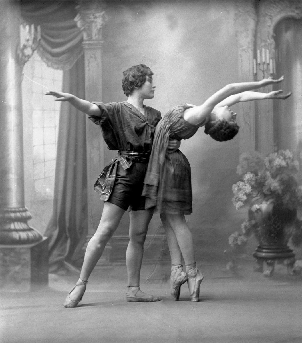 Gustav Borgen, Gruppeportrett, to ballettdansere. Frøken Warhuus.