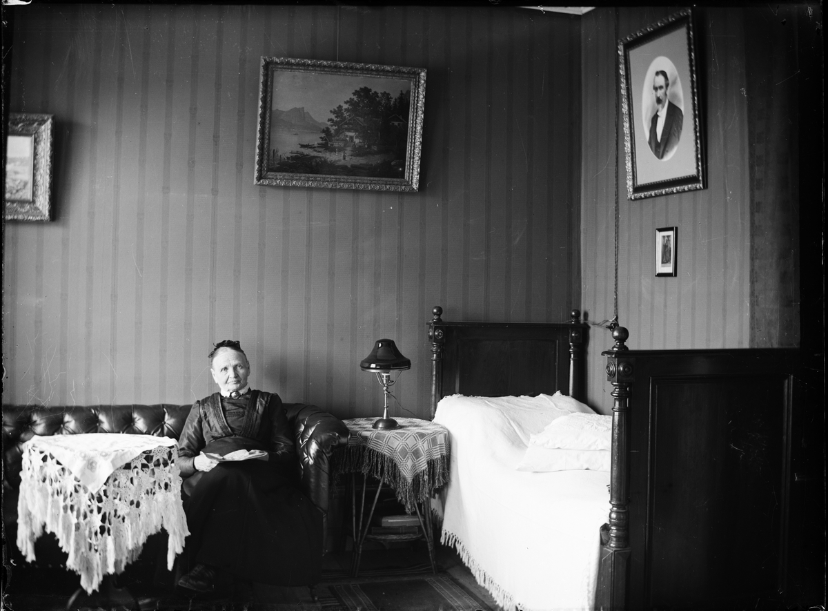 Skötsner-Edhlund, Woman in a Housing Environment, Östhammar, Uppland