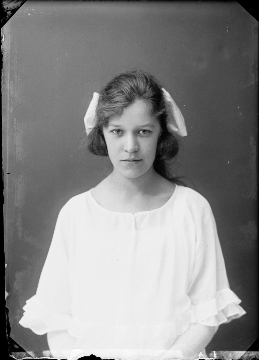 Skötsner-Edhlund, Ateljé Portrait - Asta Johansson, Östhammar, Uppland 1924