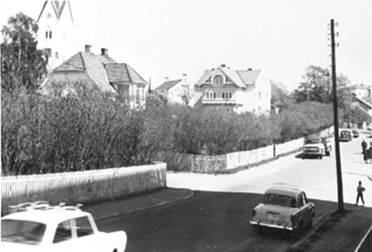 Anno Domkirkeodden, OVERSIKT GRØNNEGATA 113 OG KIRKEGATA 12, BILTRAFIKK OG FOLK