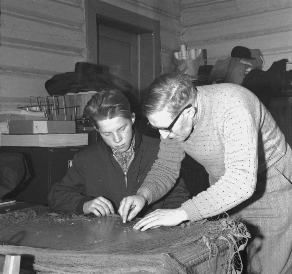 Per Magne Grue, Tynset, Rambu, Gamle ligningskontoret, Mann hjelper ung gutt