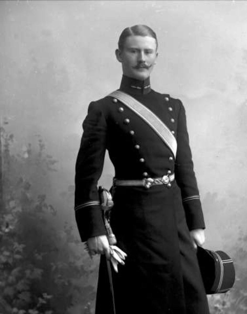 Gustav Borgen, Portrett, mann i uniform som løytnant. Mads Langaard.