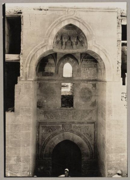 K.A.C. Creswell, Entrance portal of the rab‘ (residential appartment block) of Mamluk Sultan al-Ashraf Qaytbay (North Cemetery), Cairo
