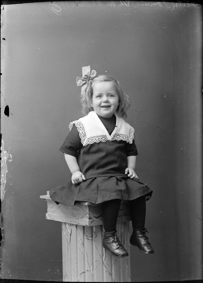 Skötsner-Edhlund, Ateljéporträtt - Märta Jansson från Ed, Börstil socken, Uppland 1919