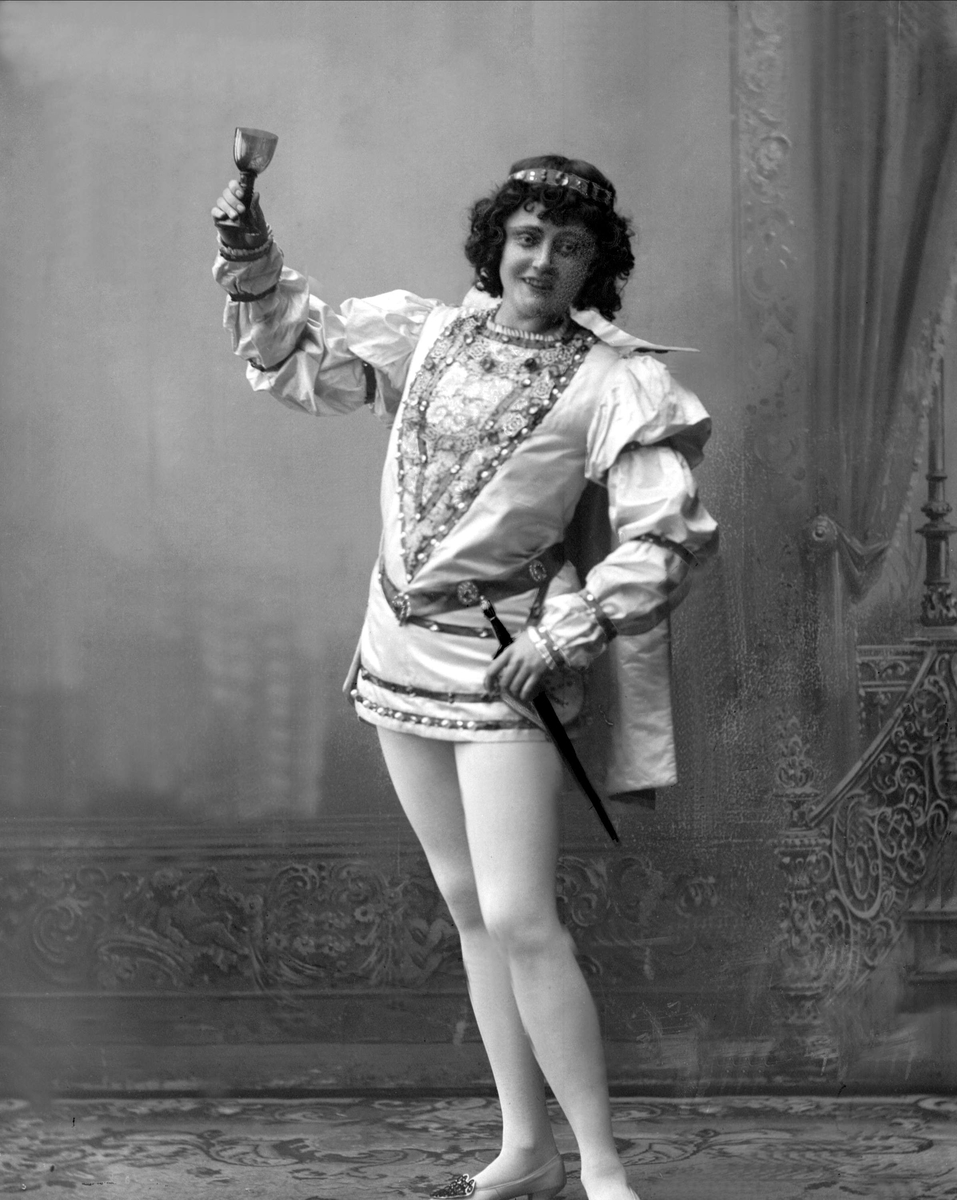 Gustav Borgen, Portrett, operasangerinne, sopranen Gabrielle Bidenkap som "Prinsen av Mantua", fra Cornevilles klokker" (av Planquette), Nationaltheatret 1902.